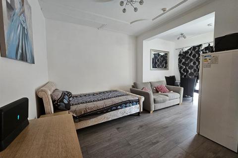 Studio to rent, Lonsdale Avenue, Wembley