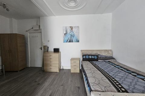 Studio to rent, Lonsdale Avenue, Wembley