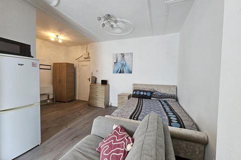 Studio to rent, Lonsdale Avenue, Wembley