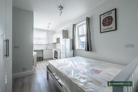 Studio to rent, Uxbridge Road, Shepherds Bush, W12