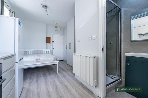 Studio to rent, Uxbridge Road, Shepherds Bush, W12