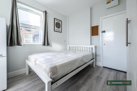 Studio to rent, Uxbridge Road, Shepherds Bush, W12
