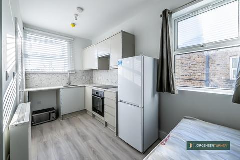 Studio to rent, Uxbridge Road, Shepherds Bush, W12
