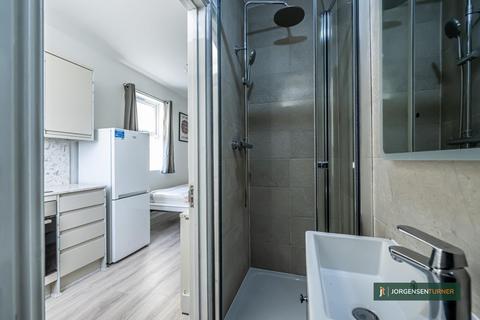 Studio to rent, Uxbridge Road, Shepherds Bush, W12