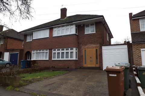 3 bedroom semi-detached house to rent, Howberry Road, Edgware