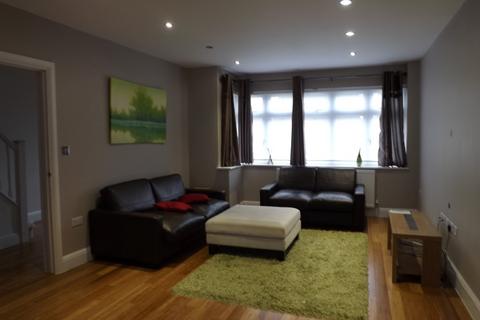 3 bedroom semi-detached house to rent, Howberry Road, Edgware