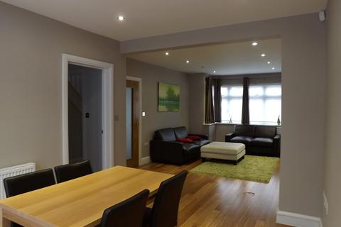 3 bedroom semi-detached house to rent, Howberry Road, Edgware