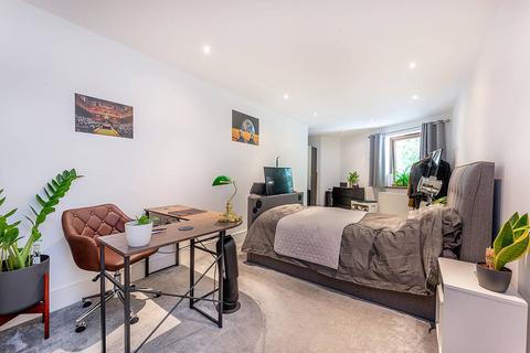 2 bedroom flat for sale, Broadway, West Ealing, London, W13