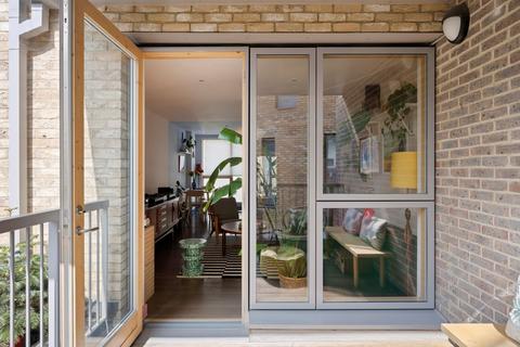 2 bedroom flat for sale, Southampton Way, London SE5