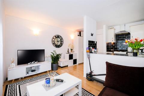 1 bedroom flat for sale, Alders Close, Wanstead