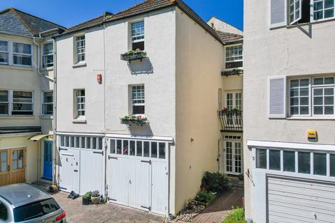 3 bedroom mews for sale