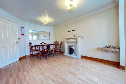 3 bedroom flat to rent, Redgrave Close, Gateshead NE8