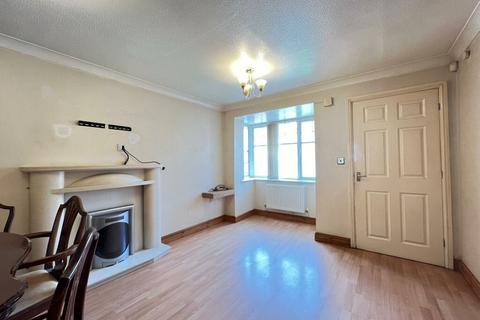 3 bedroom flat to rent, Redgrave Close, Gateshead NE8