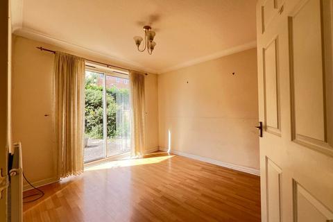 3 bedroom flat to rent, Redgrave Close, Gateshead NE8
