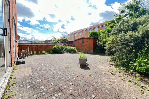 3 bedroom flat to rent, Redgrave Close, Gateshead NE8