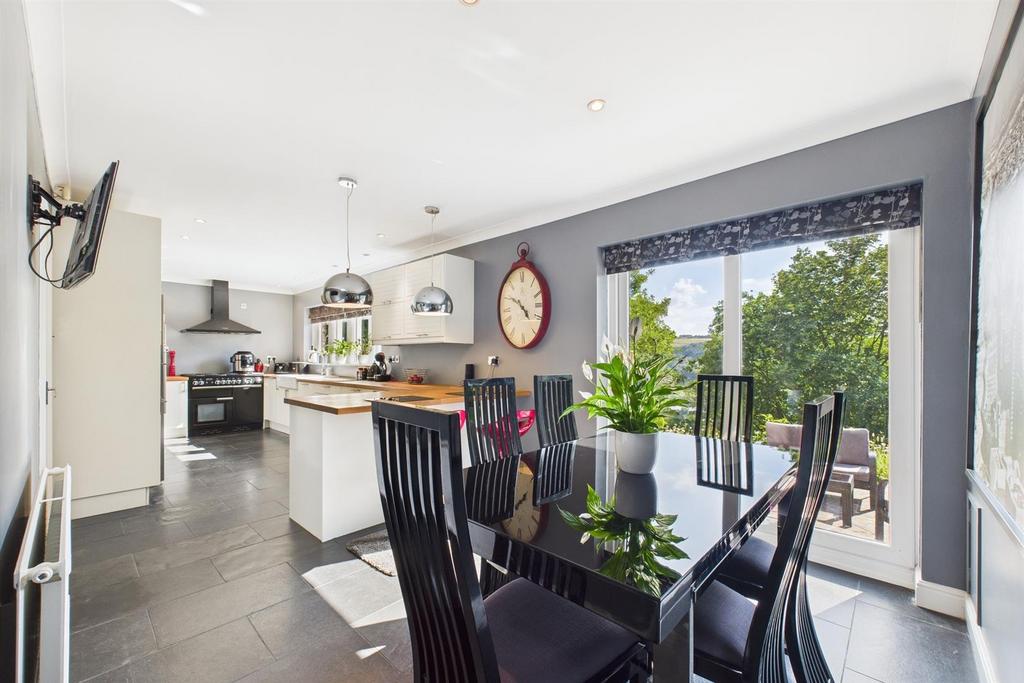 Dining area kitchen .jpg