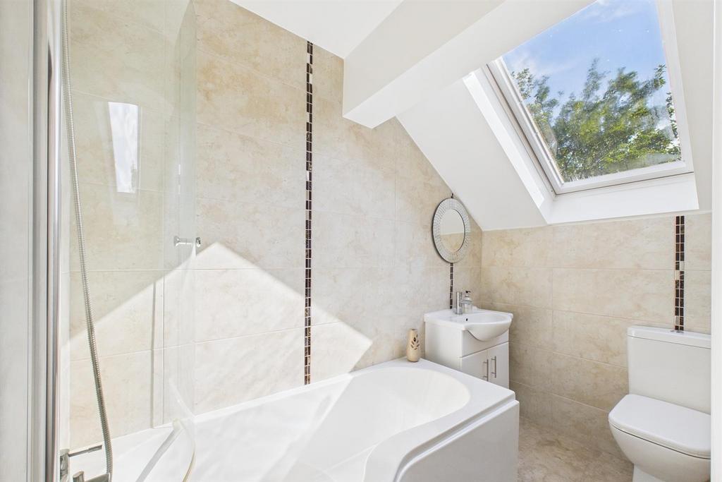 Attic en suite .jpg