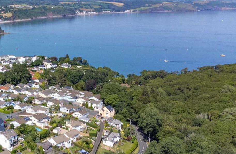 Q2e-0 ZGONVC8g8nogqxdx Is1 FXQ.jpg