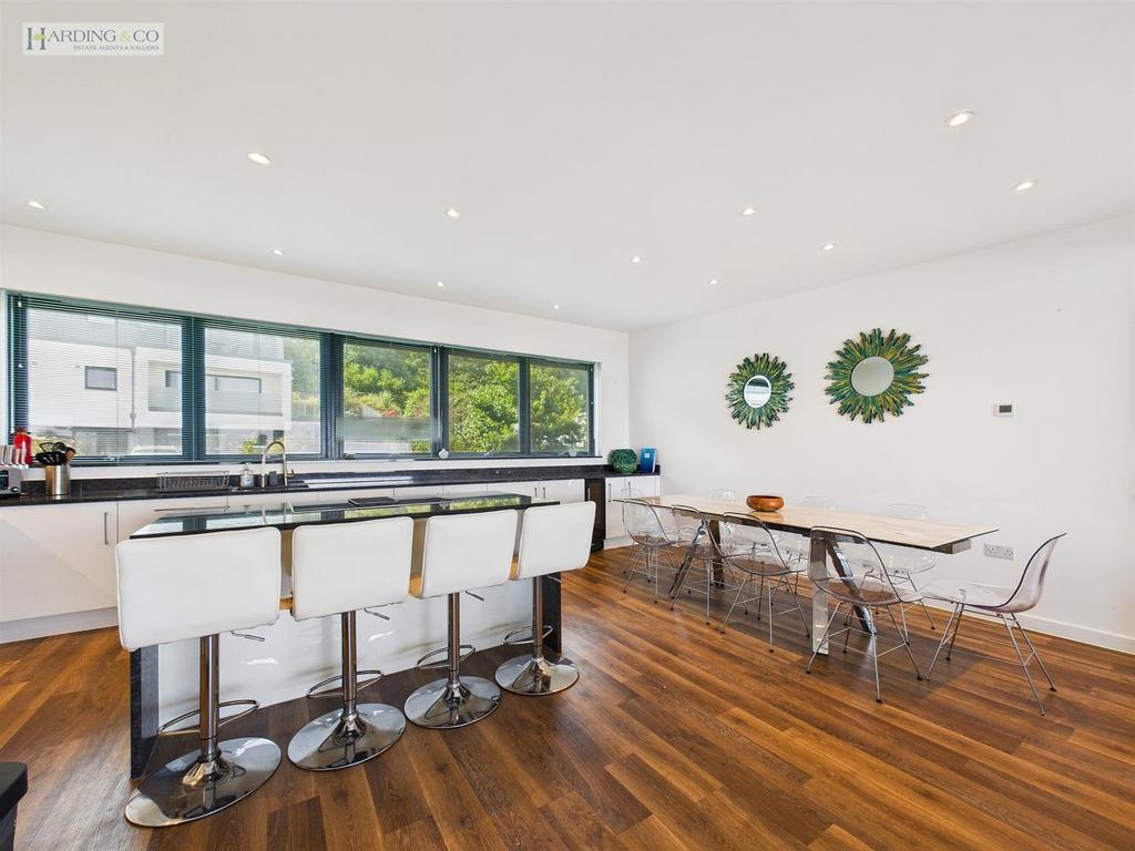 Breakfast & dining area