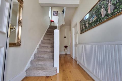 4 bedroom end of terrace house for sale, Leamington Gardens, Ilford