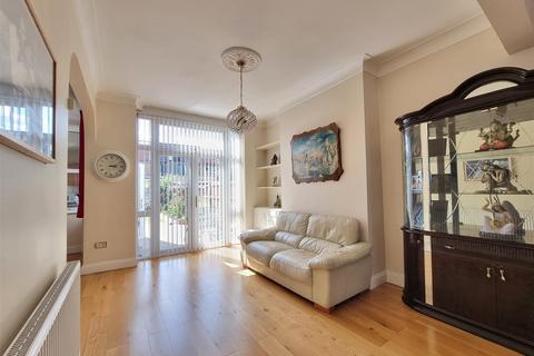 4 bedroom end of terrace house for sale, Leamington Gardens, Ilford
