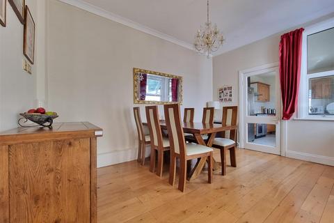 4 bedroom end of terrace house for sale, Leamington Gardens, Ilford