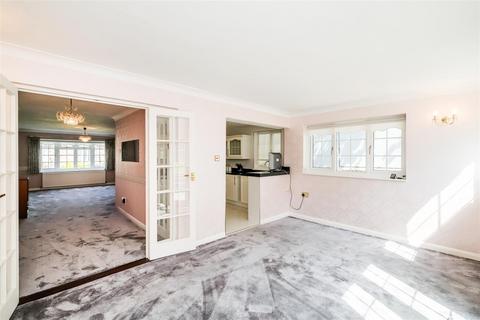 7 Parkside, Buckhurst Hill, IG9 5TB