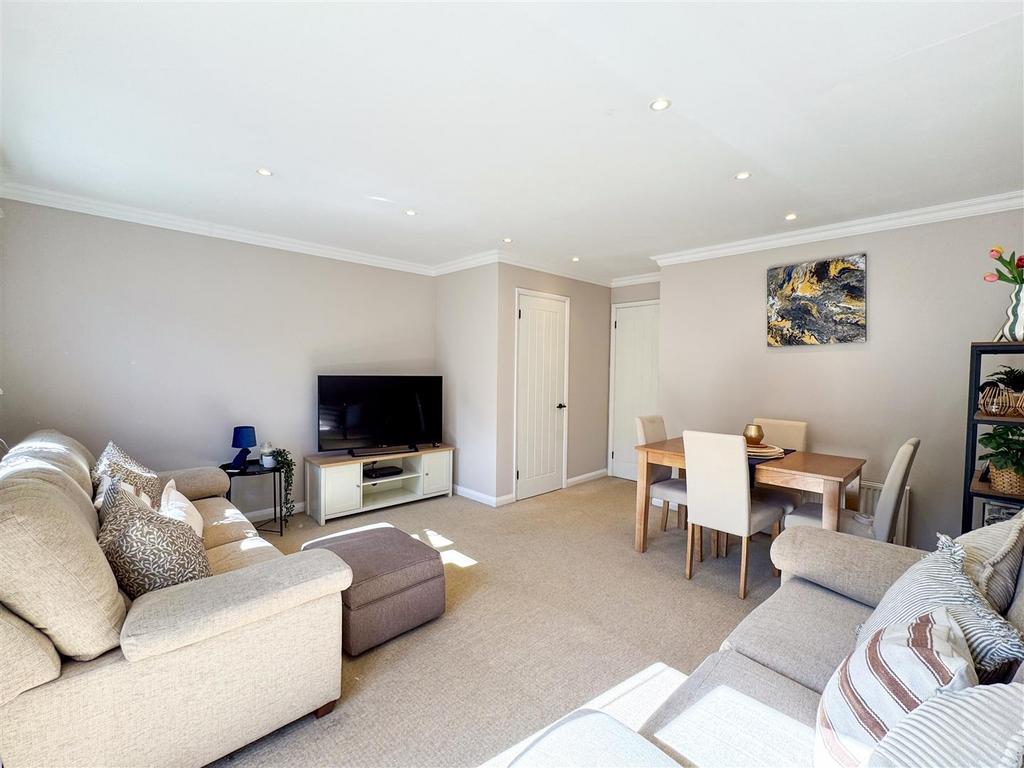 Lounge/Dining Room