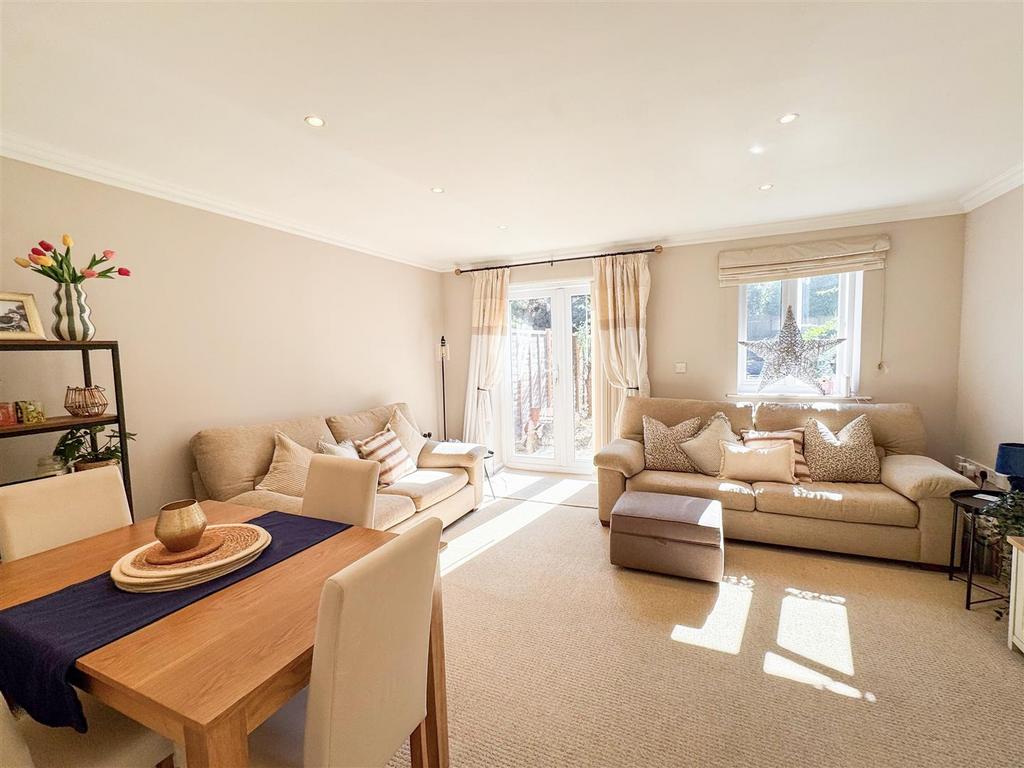 Lounge/Dining Room