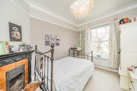 4 bedroom terraced house for sale, Amesbury Avenue, London SW2