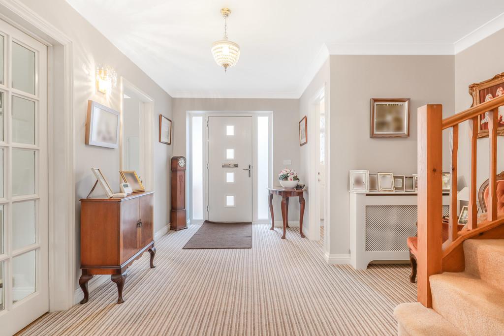 Hallway and frontdoor