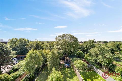 134d Stapleton Hall Road, London, N4 4QB