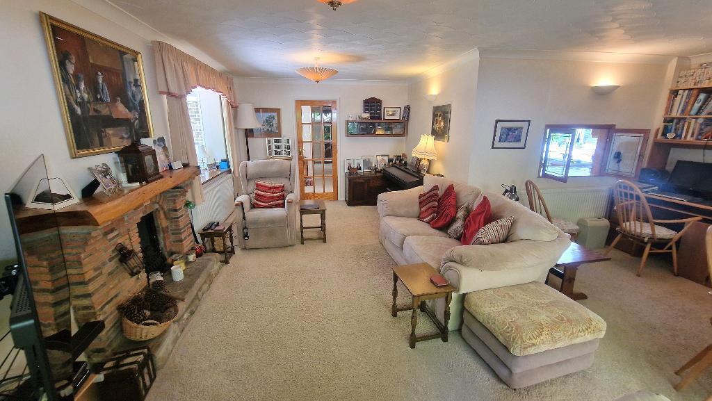 Sitting Room / Dining Room