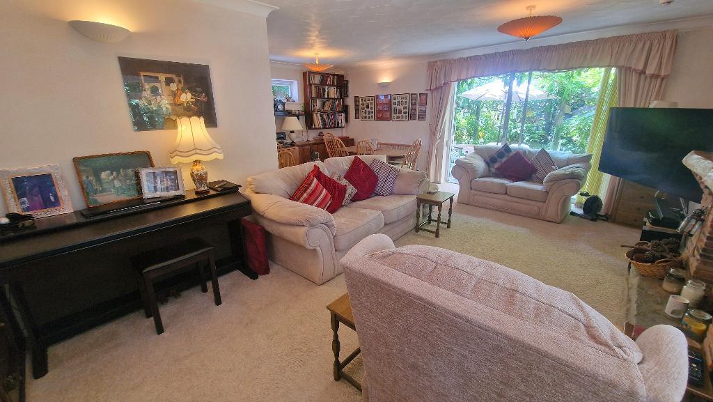 Sitting Room / Dining Room
