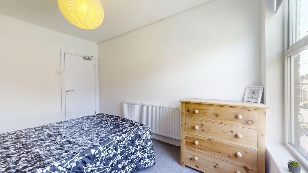 Bright and tidy single bedroom featuring a comf...