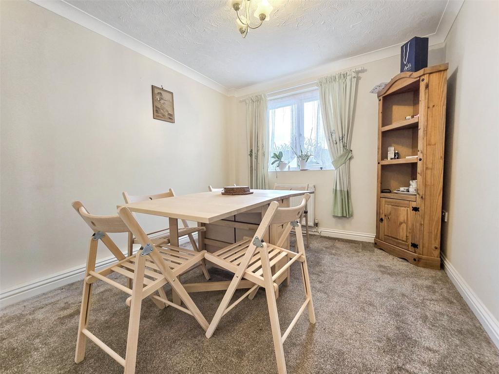 Bed 3 / Dining Room