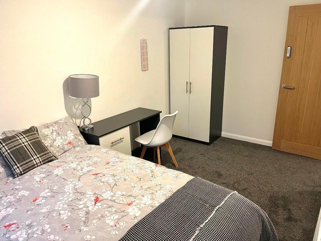 A cozy double bedroom featuring a comfortable b...