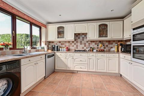 4 bedroom detached house for sale, Manley James Close, Hook RG29