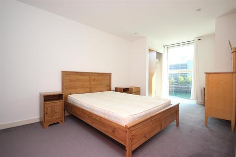 2 bedroom flat to rent, The Quays, Salford