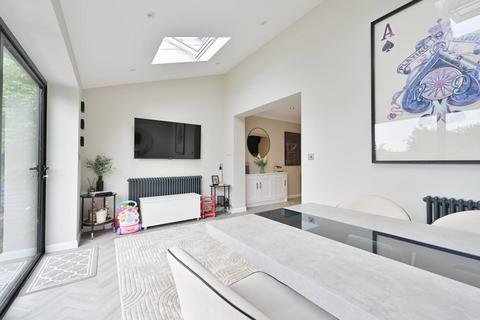 Hill Crest, 1a Berrymead, Hemel Hempstead, HP2 5LF