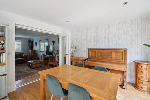 7 Chiltern Way, Tring, HP23 5JX