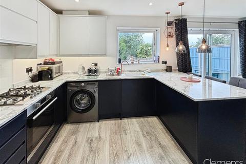 8 Highbarns, Hemel Hempstead, HP3 8AG