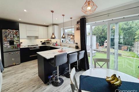 8 Highbarns, Hemel Hempstead, HP3 8AG