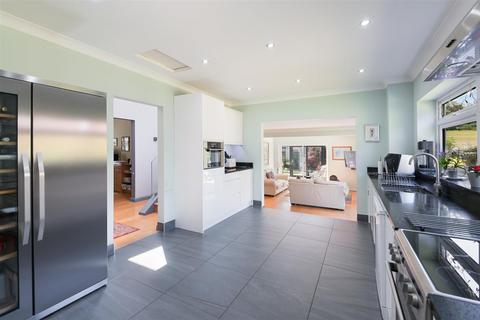 1 Cleave Prior, Chipstead, Coulsdon, CR5 3YF