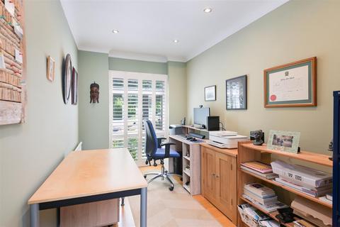 1 Cleave Prior, Chipstead, Coulsdon, CR5 3YF