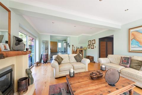 1 Cleave Prior, Chipstead, Coulsdon, CR5 3YF