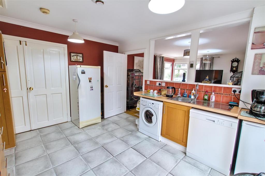 Utility area / Annex kitchen