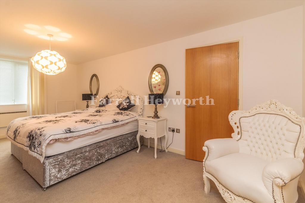 Bedroom 1 image 2