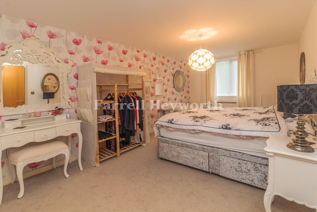 Bedroom 1 image 3