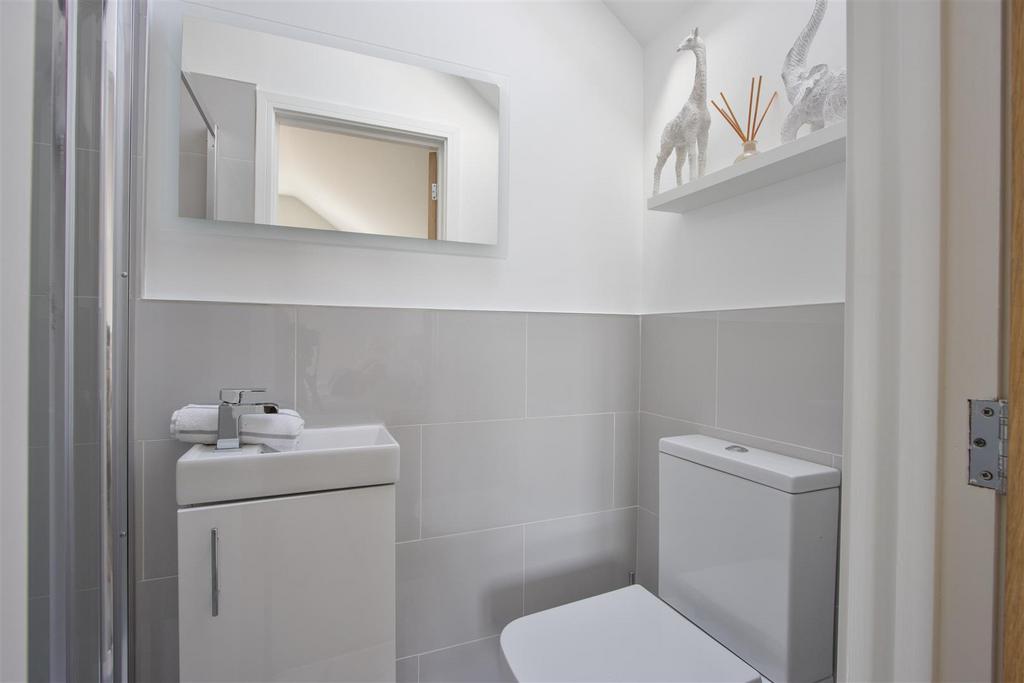 En Suite Shower Room - Pic 1